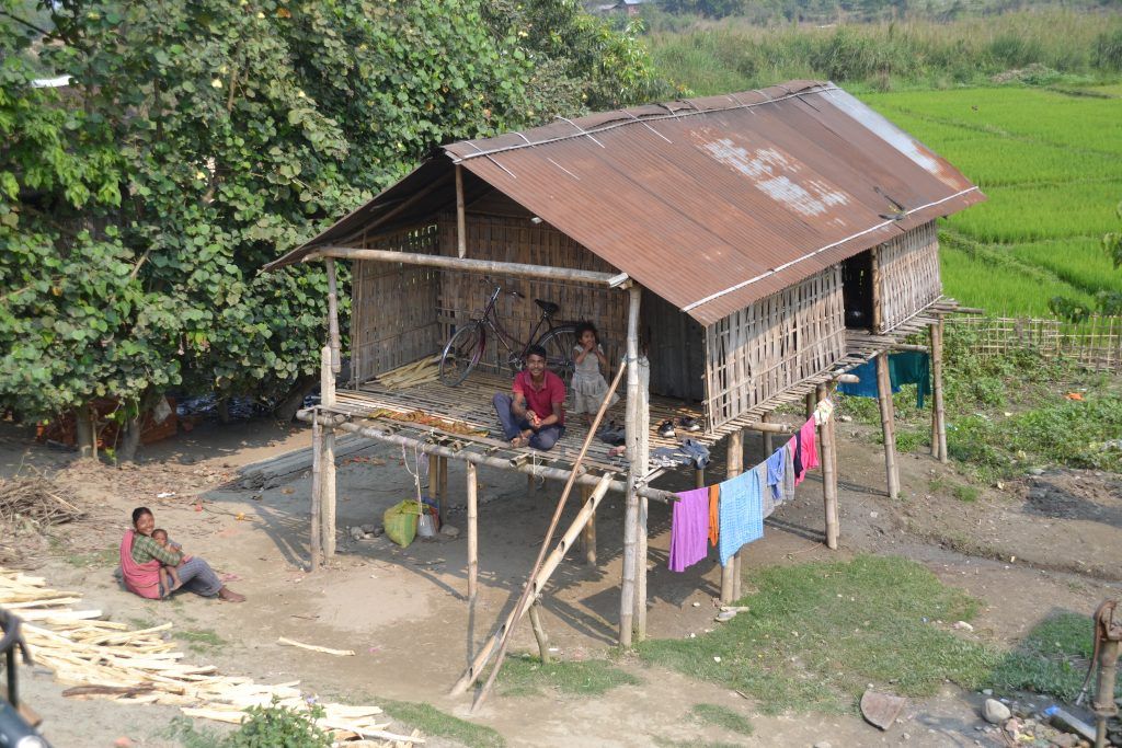 Familia en casa tradicional de Majuli
