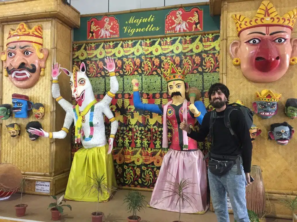 Bienvenida a a cultura de  Assam en el aeropuerto de Guwahati
