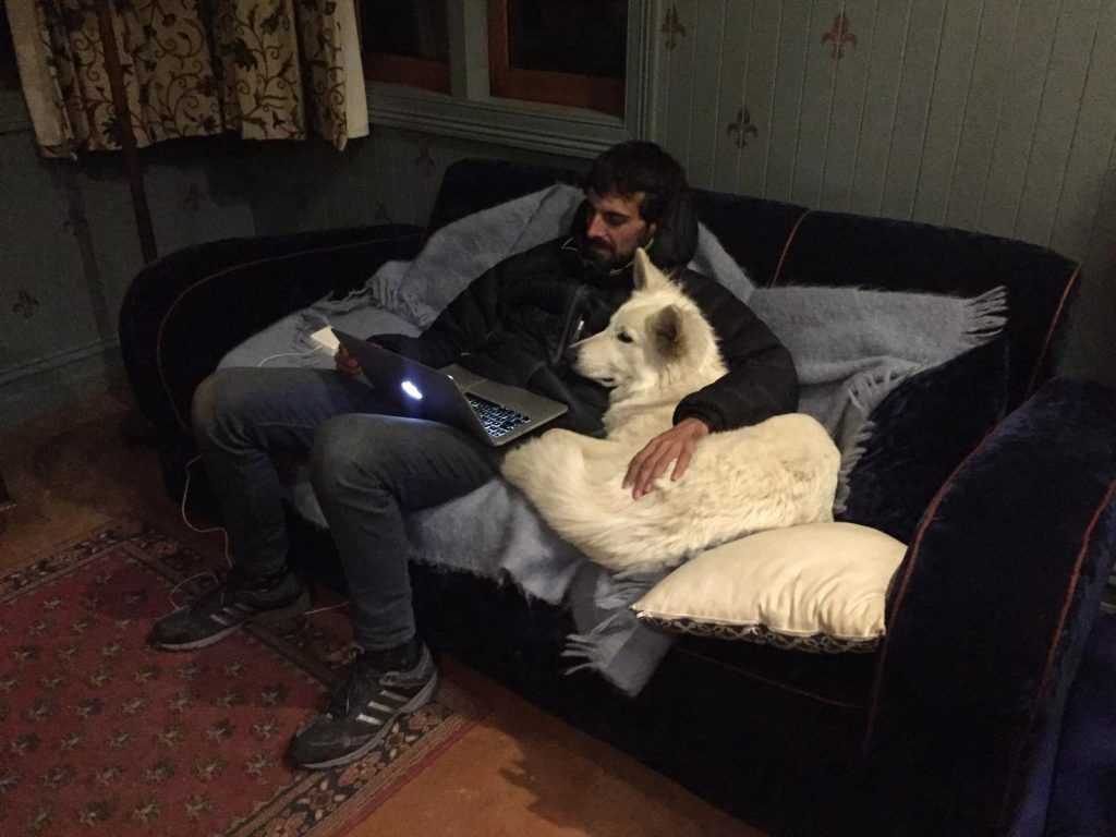Viendo Netflix con Miko