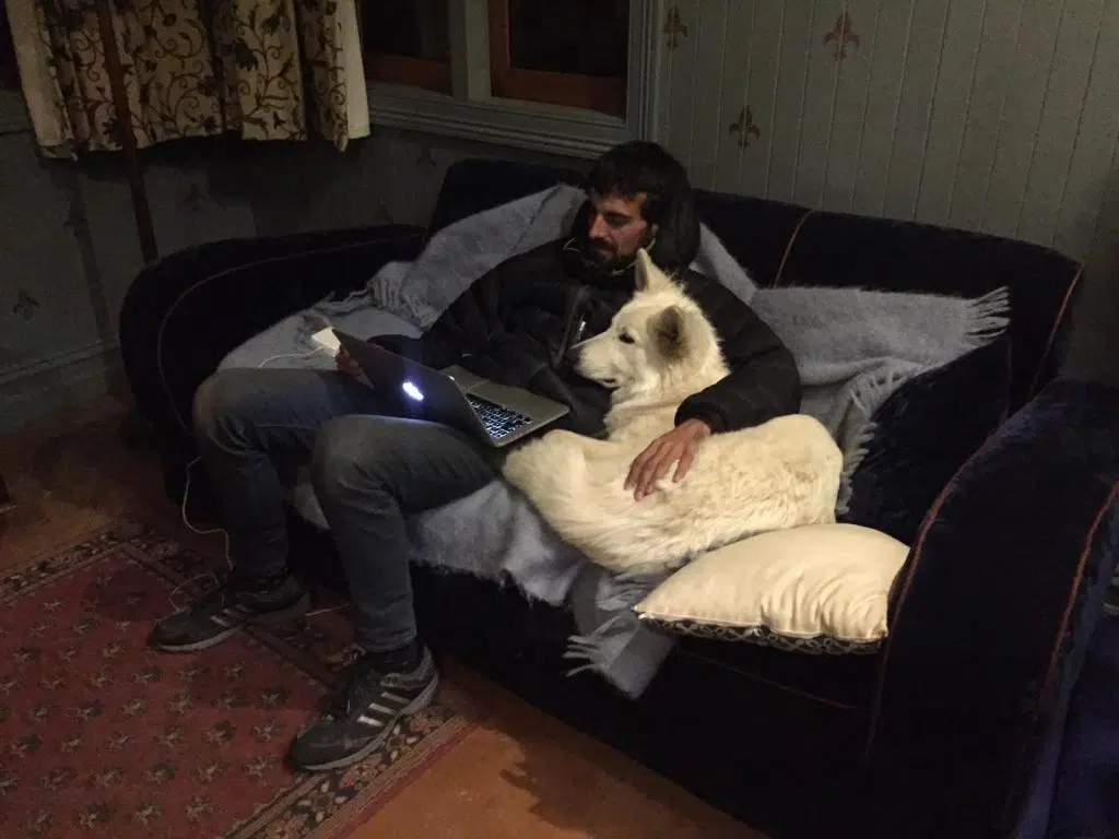 Viendo Netflix con Miko