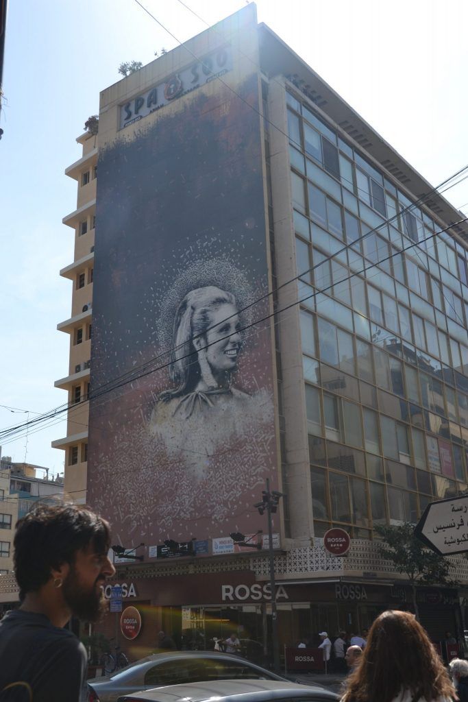 Pintura de cantante libanesa en edificio de Hamra