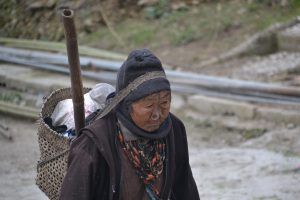 mujer anciana tribu apatani con cara tatuada y dilataciones en la nariz, foto destacada