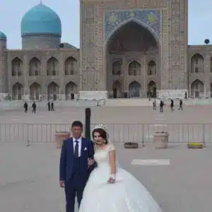 novios en la plaza de registan