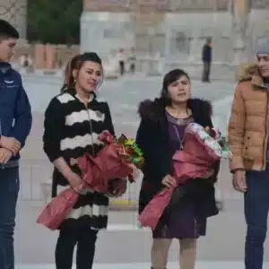 parejas con flores en samarcanda