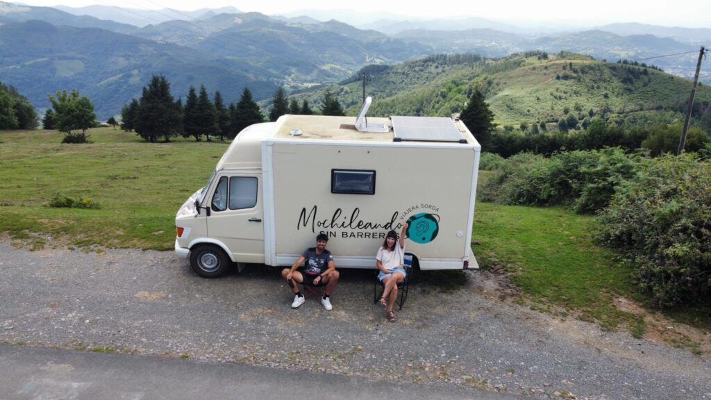 Cris y sergi posando en camper paisaje
