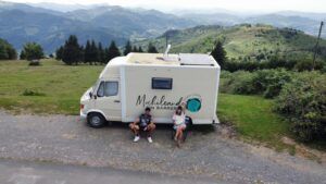 Cris y sergi posando en camper paisaje