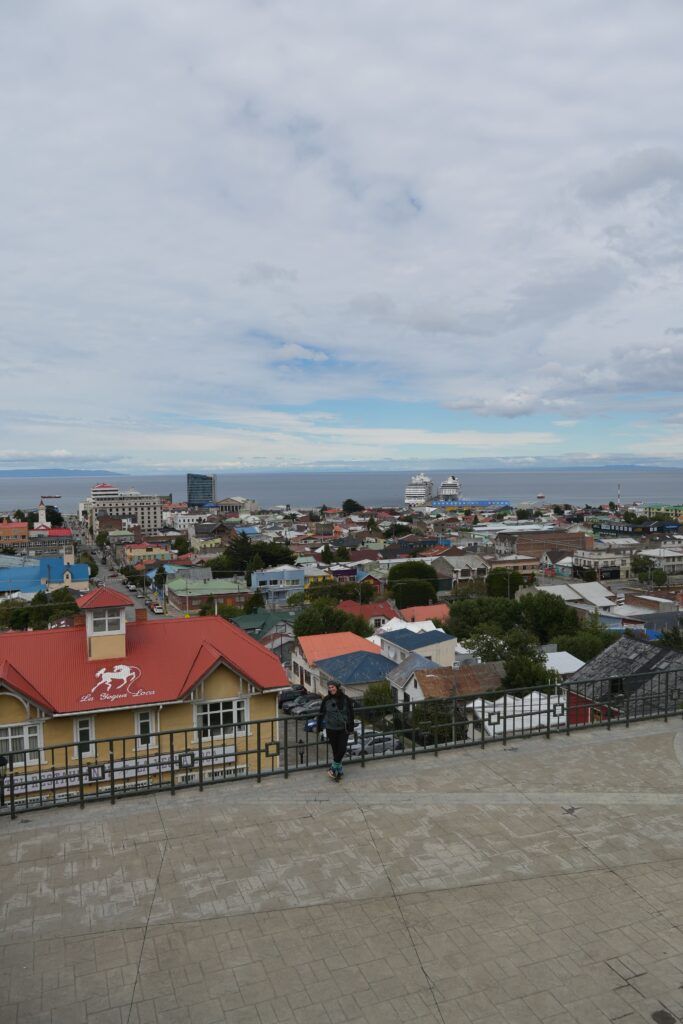 Vistas panorámicas desde el Mirador Cerro de la Cruz en Punta Arenas.