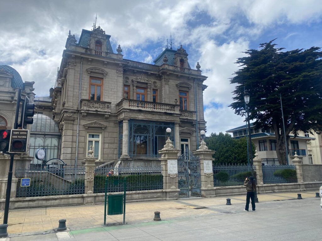 en la imagen sale la fachada del museo regional Palacio SAra Braun en punta arenas