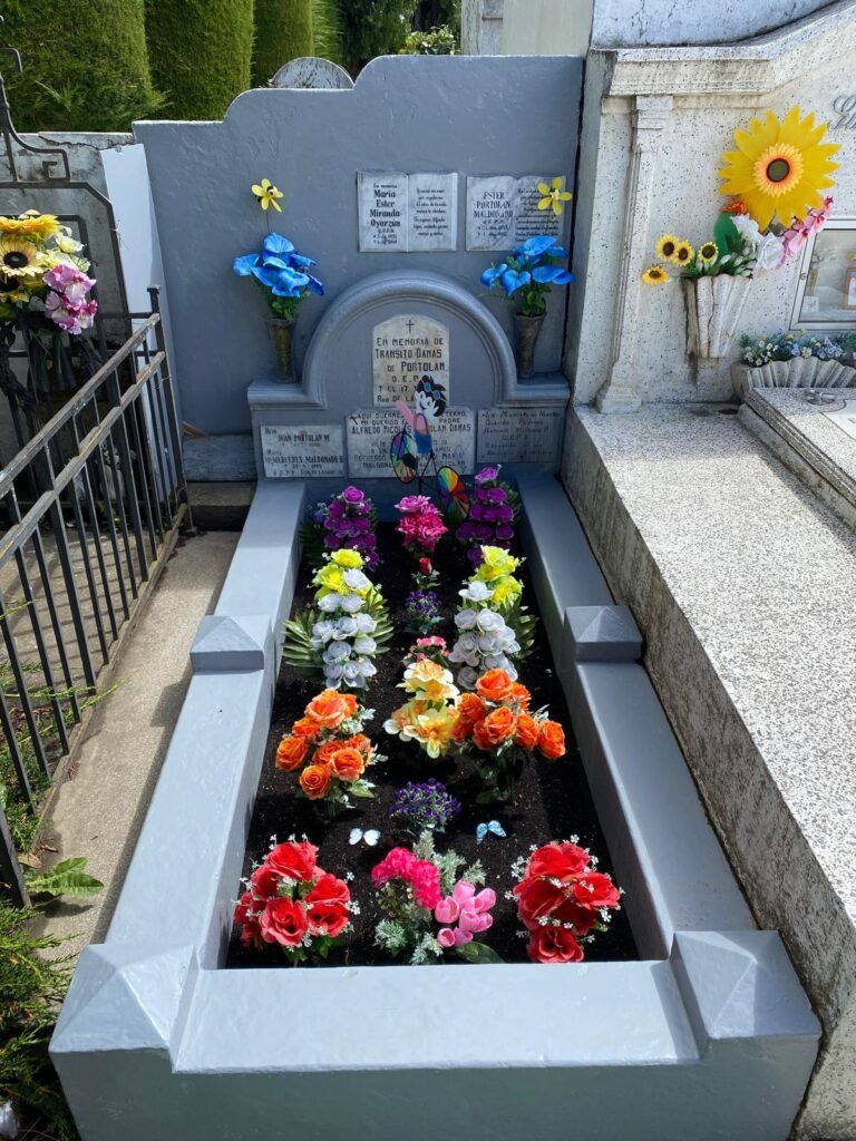 tumba con flores en el cementerio de punta arenas