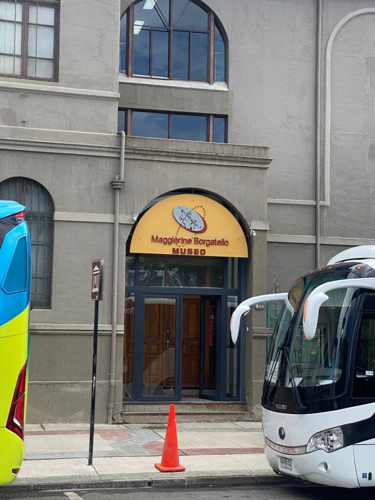 Fachada del Museo Maggiorino Borgatello en Punta Arenas.
