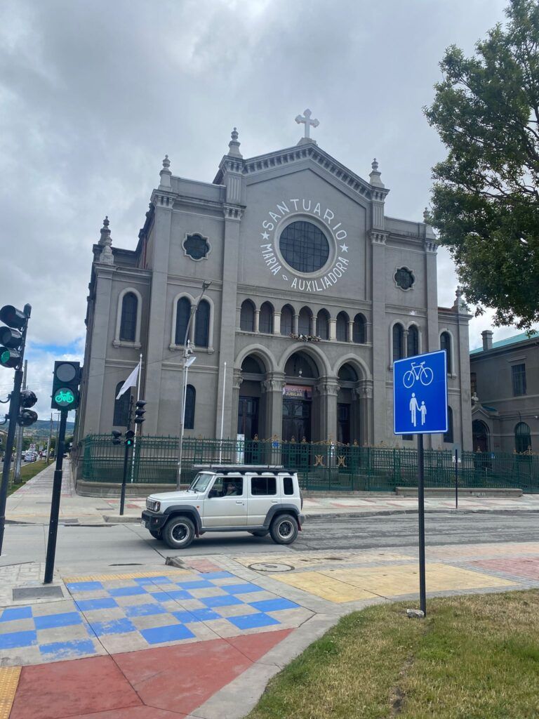 Fachada del Santuario María Auxiliadora en Punta Arenas.
