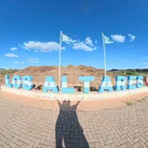 letrero de los altares donde se ven las sombras de Cris y Sergi