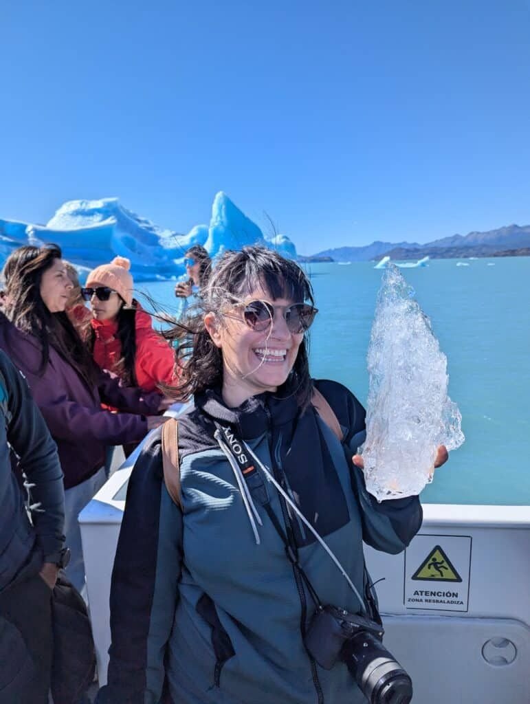 Cris sosteniendo un trozo de hielo del galaciar spegazinni