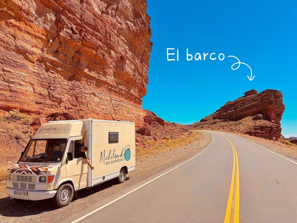 estrucura rocosa de barco en los altares a la espalda denuestra camper en ruta 25 chubut