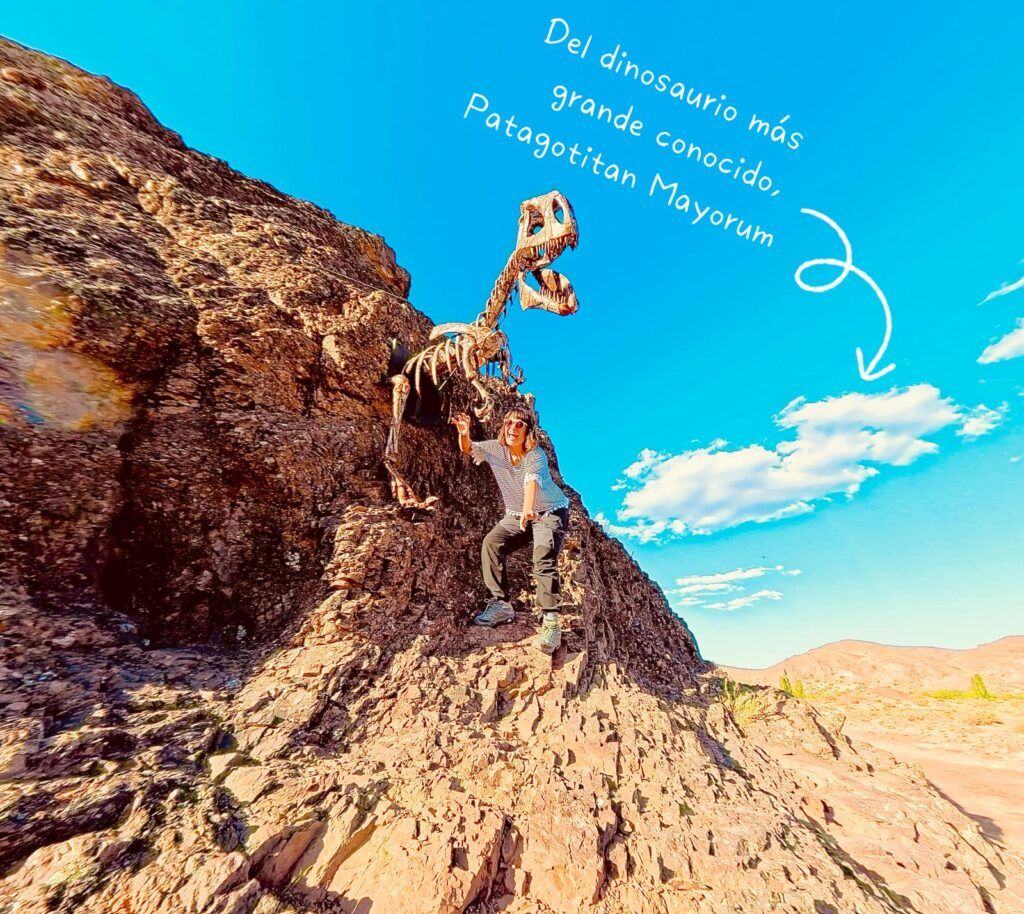 dinosario saliendo de la roca en los altares