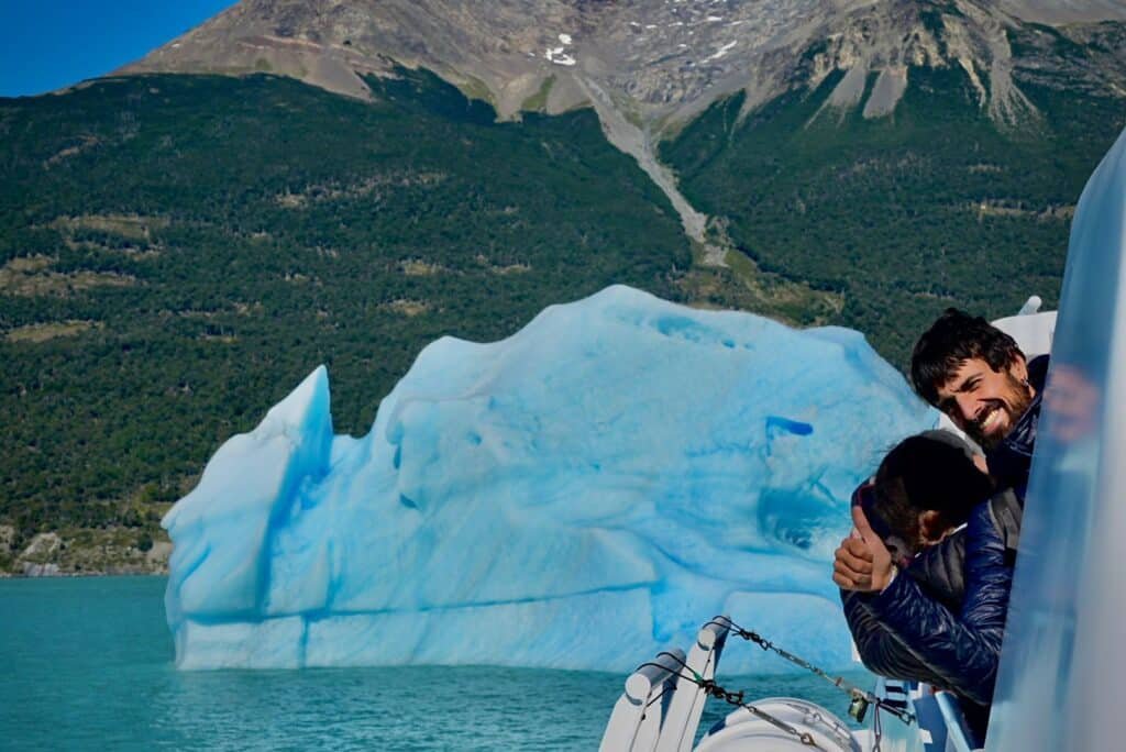 Sergi delante de un tempano de hielo en el lago argentino