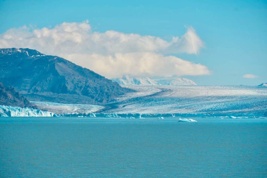 Vista del glaciar Upsala desde el barco durante la navegación por el Lago Argentino en El Calafate