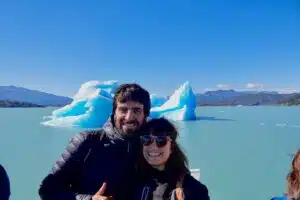 Cris y Sergi durante la navegación frente al glaciar Spegazzini en El Calafate, Patagonia argentina