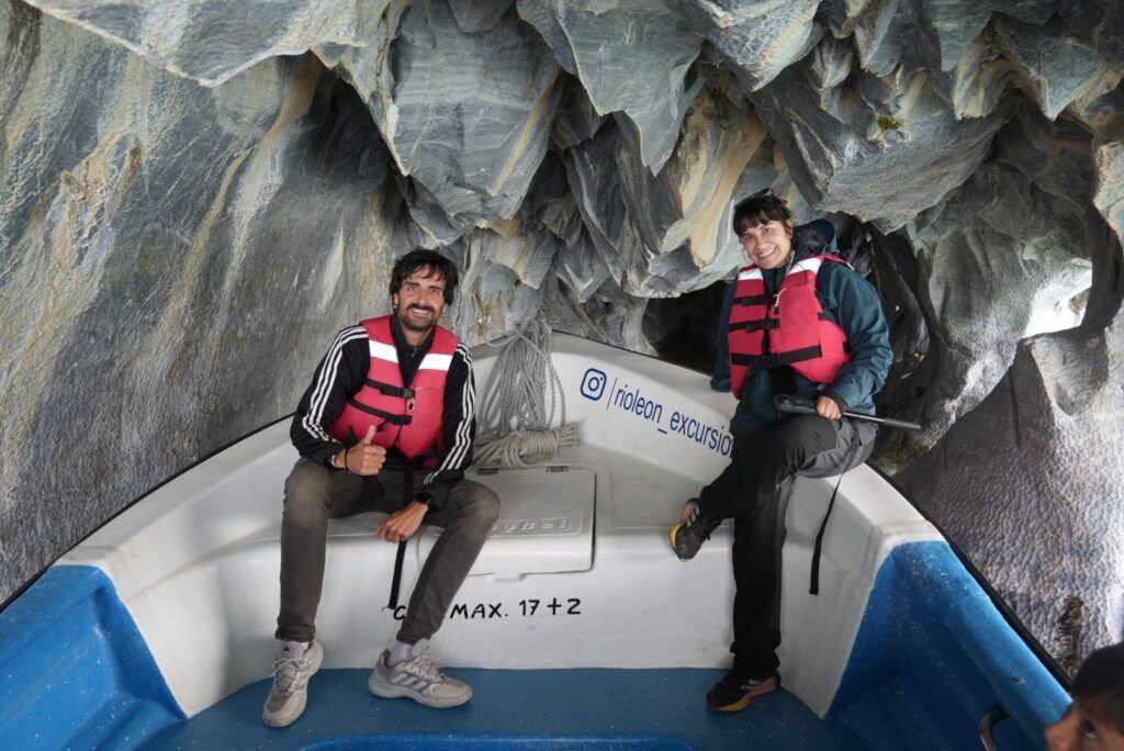 Sergi y Cris dentro de las cuevas en las Capillas de marmol
