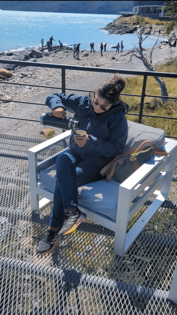Cris cebando el mate en el refugio de la navegación de los glaciares