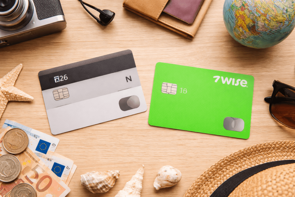 Tarjetas N26 y Wise sobre mesa de viaje con pasaporte, dinero y accesorios, comparativa para viajar sin comisiones