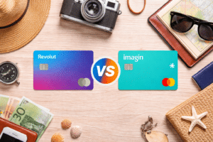 Tarjetas Revolut e imagin sobre mesa con mapa, dinero y accesorios de viaje