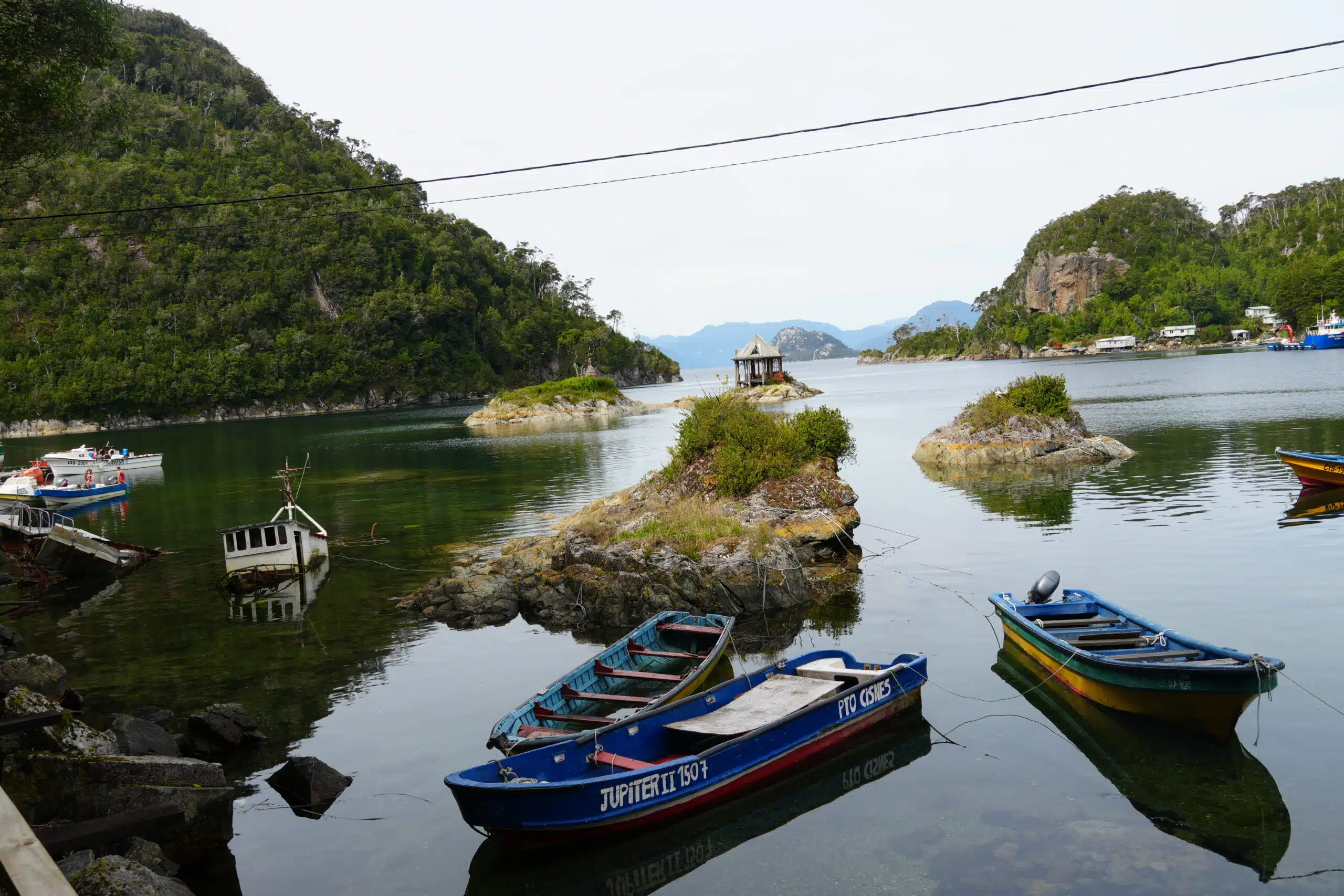 Barcos turísticos en excursiones de avistamiento de ballenas en Chile