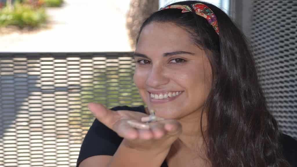 Viajar con discapacidad auditiva frente a cataratas en Latinoamérica, experiencia accesible en la naturaleza