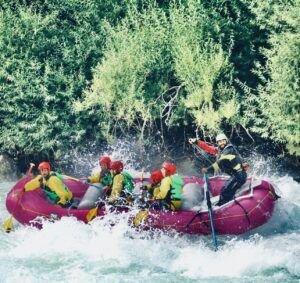 grupo haciendo rafting en el río Futaleufú descendiendo un rápido con agua turquesa en la Patagonia chilena