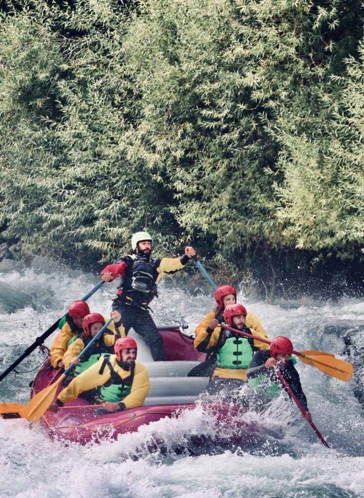 rafting en el río Futaleufú Chile rápidos aguas bravas grupo en balsa Patagonia