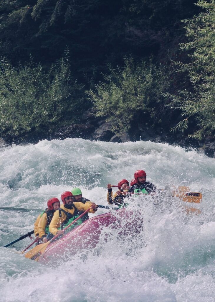 grupo haciendo rafting en futaleifu encarando una ola