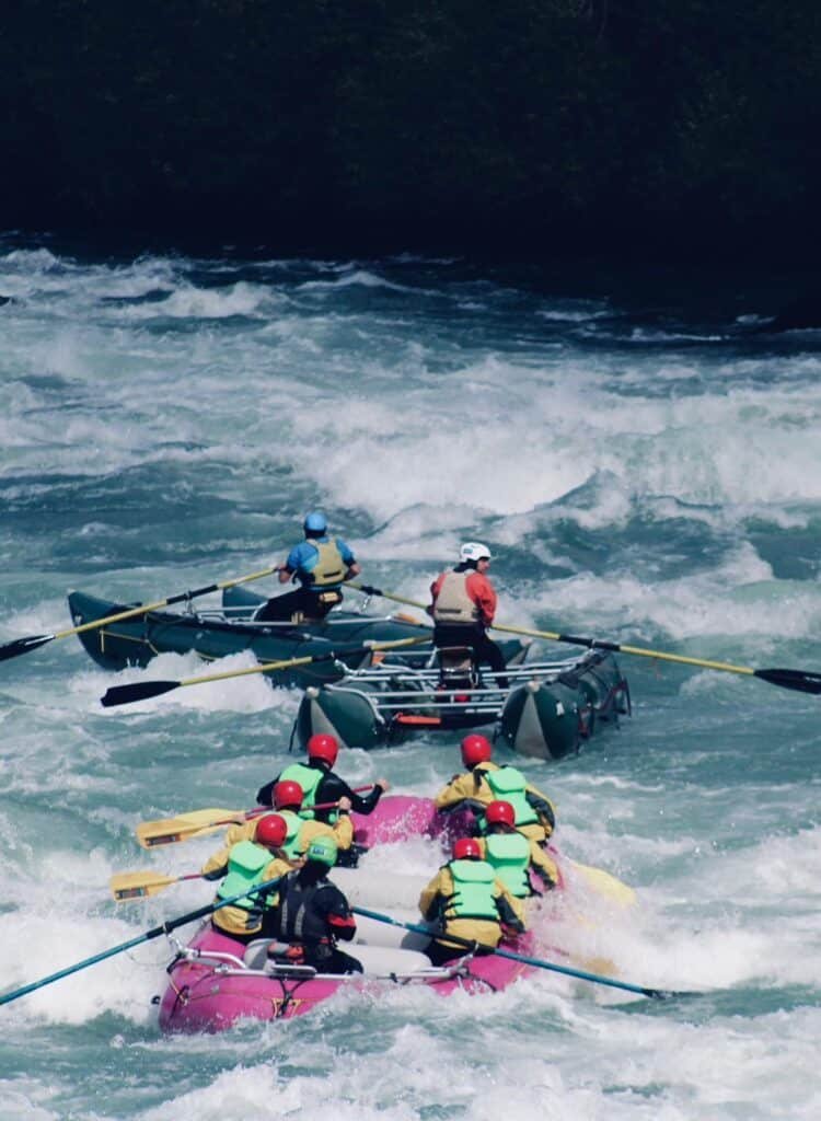 grupo haciendo rafting en el río Futaleufú atravesando rápidos de aguas bravas en la Patagonia chilena
