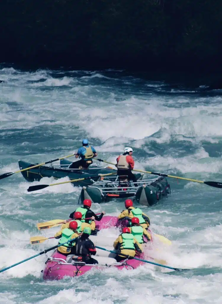 grupo haciendo rafting en el río Futaleufú atravesando rápidos de aguas bravas en la Patagonia chilena